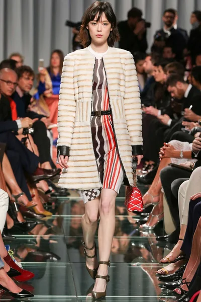 Look 16